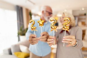 woman with 2022 new year’s balloons